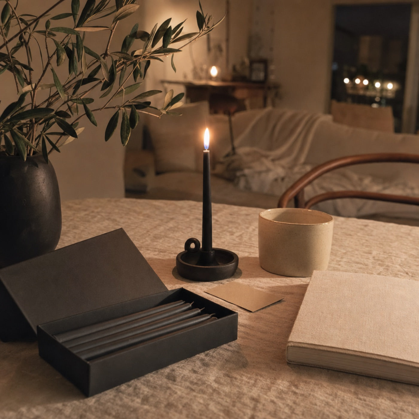 Das Secrets of Life Ritual-Set auf einem Leinentisch