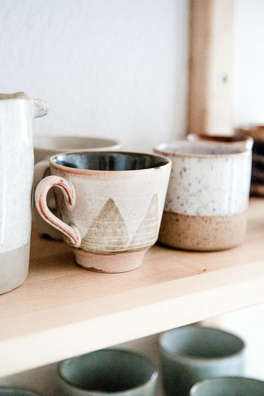 Handgetöpferte Tasse aus Keramik